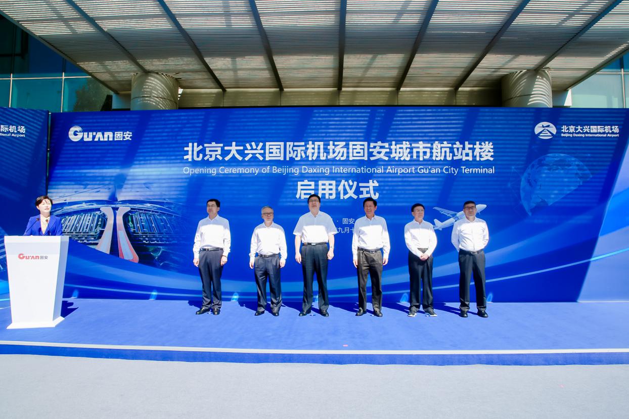 中国男篮集训队结束欧洲拉练，已经平安落地北京首都国际机场。