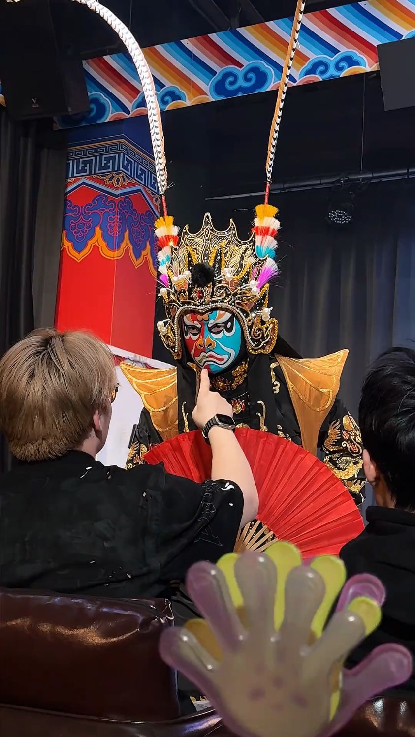 川剧变脸大师现场表演，增添活动亮点