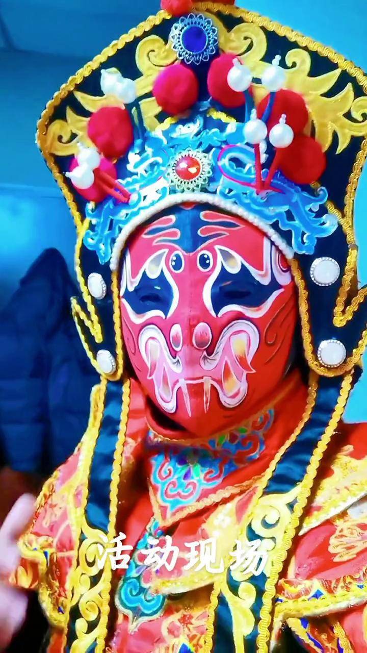 川剧变脸大师现场表演，增添活动亮点