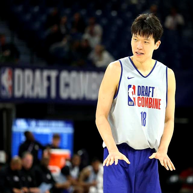 杨瀚森父母启程前往美国陪儿子参加NBA选秀大会的简单介绍