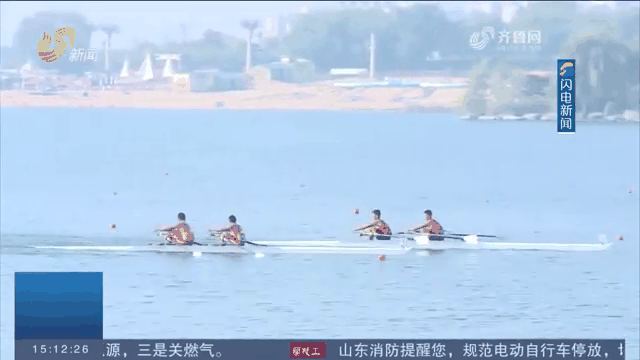 赛艇选手奋勇争先，以微弱优势赢得胜利