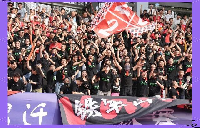 足球联赛冠军争夺战激烈，各队争相攀升